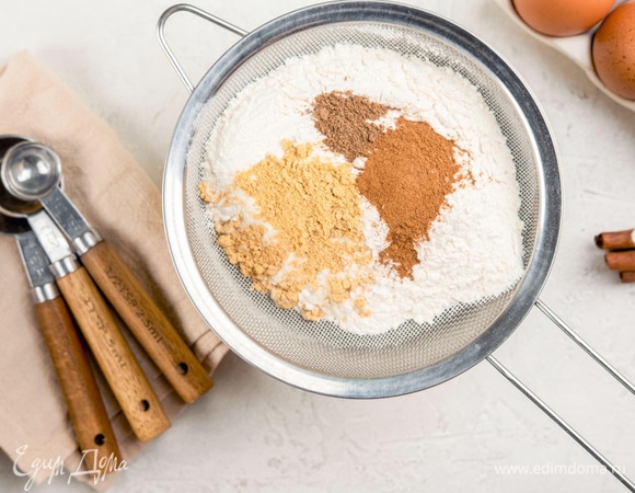 Просейте муку с разрыхлителем. Добавьте корицу, имбирь и мускатный орех.