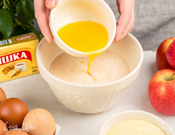 Взбейте яйца с сахаром. Влейте растопленный маргарин «Пышка». Продолжайте взбивать до появления воздушной массы.