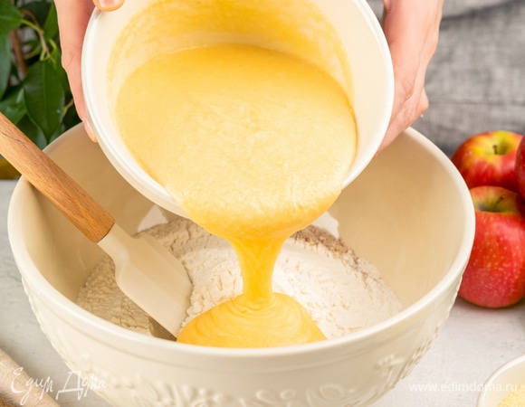 В мучную смесь добавьте половину яичной. Добавьте сметану. Перемешайте и добавьте остаток жидкой смеси.