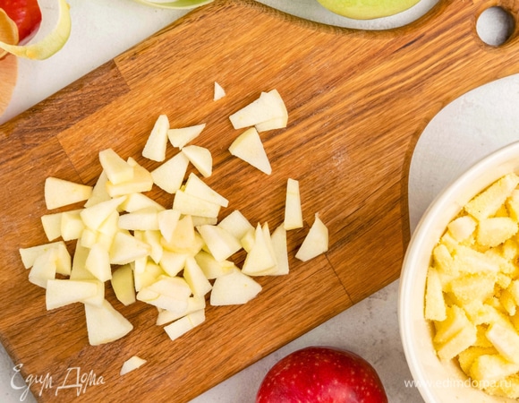 Очистите яблоки и нарежьте их небольшими кусочками. Смешайте их с манкой.