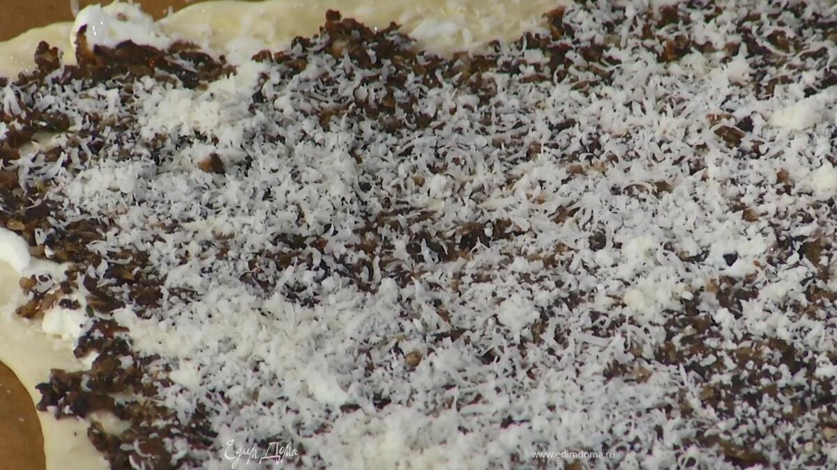 Твердый сыр натереть на мелкой терке и посыпать грибы.