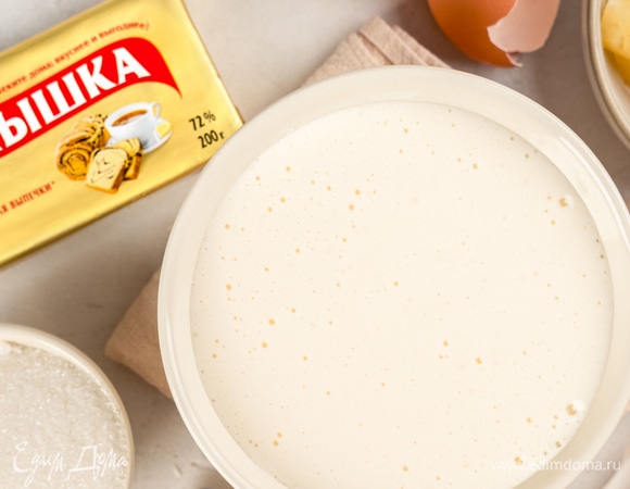 Взбейте яйца с сахаром 10 минут на высокой скорости. А ананас нарежьте небольшими кусочками.