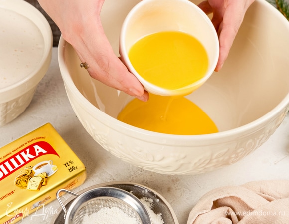 Растопите маргарин «Пышка». Всыпьте в него 100 г муки, постепенно введите взбитые яйца.