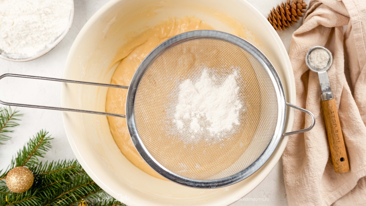 Добавьте оставшуюся муку и разрыхлитель, продолжайте взбивать. Выпекайте 30–40 минут при 180С.