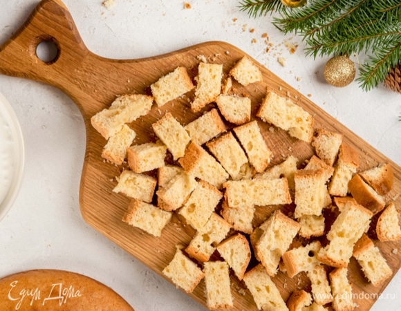 Разрежьте бисквит на небольшие кусочки по 4–5 см. Смешайте их с кремом и перемешайте.