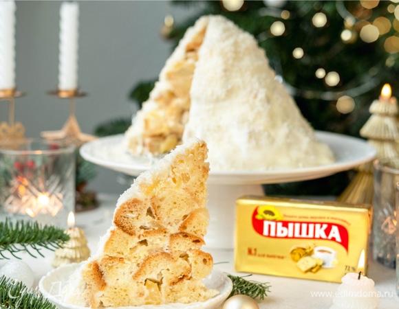 Украсьте торт кокосовой стружкой.