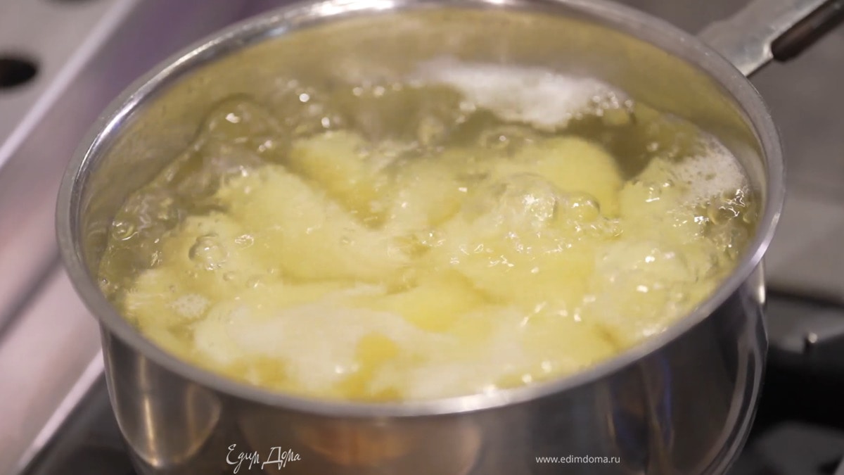 Картофель почистить, нарезать дольками и отваривать 15–20 минут с момента закипания воды.