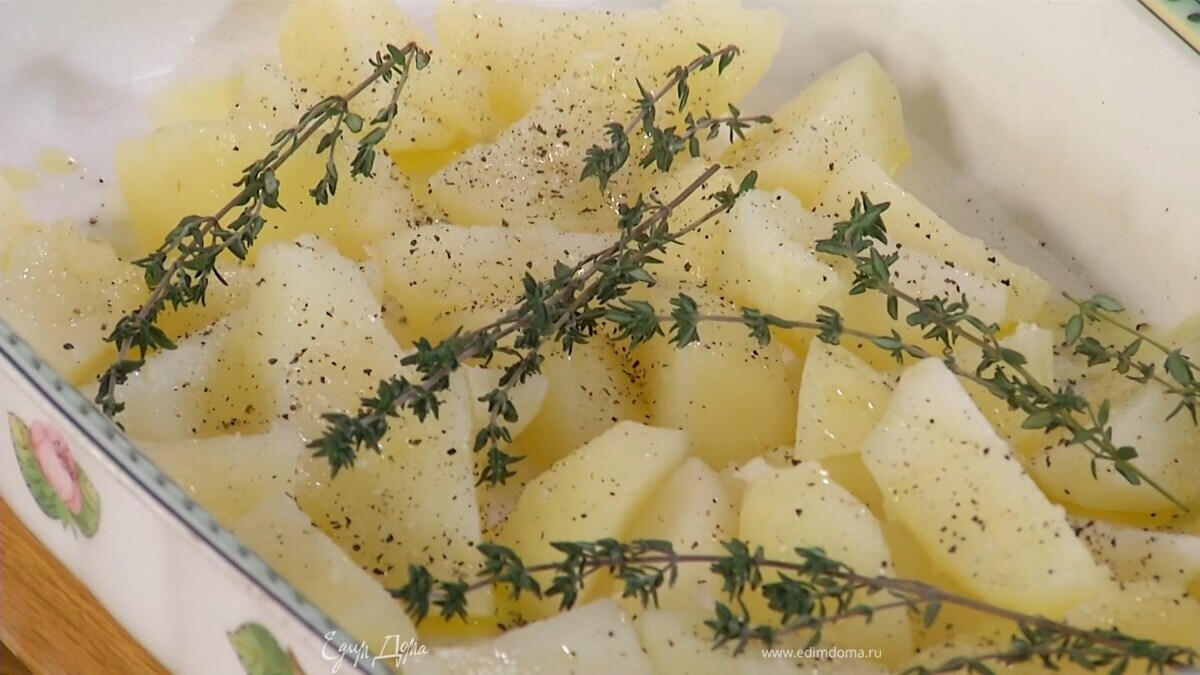 Слив воду, выложить картофель в жаропрочную керамическую форму, слегка полить оливковым маслом, посолить, поперчить, сверху разложить половину веточек тимьяна.