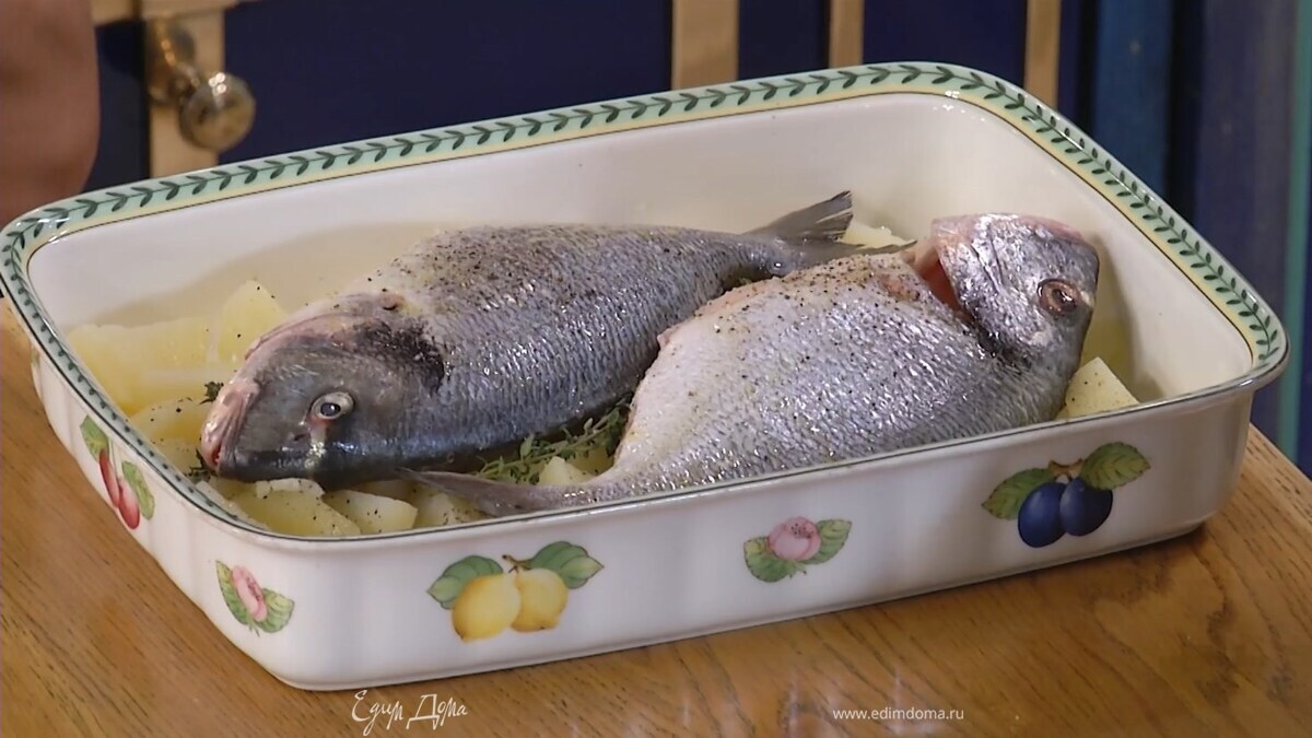 Рыбу полить оливковым маслом, посолить, поперчить и выложить на картофель.