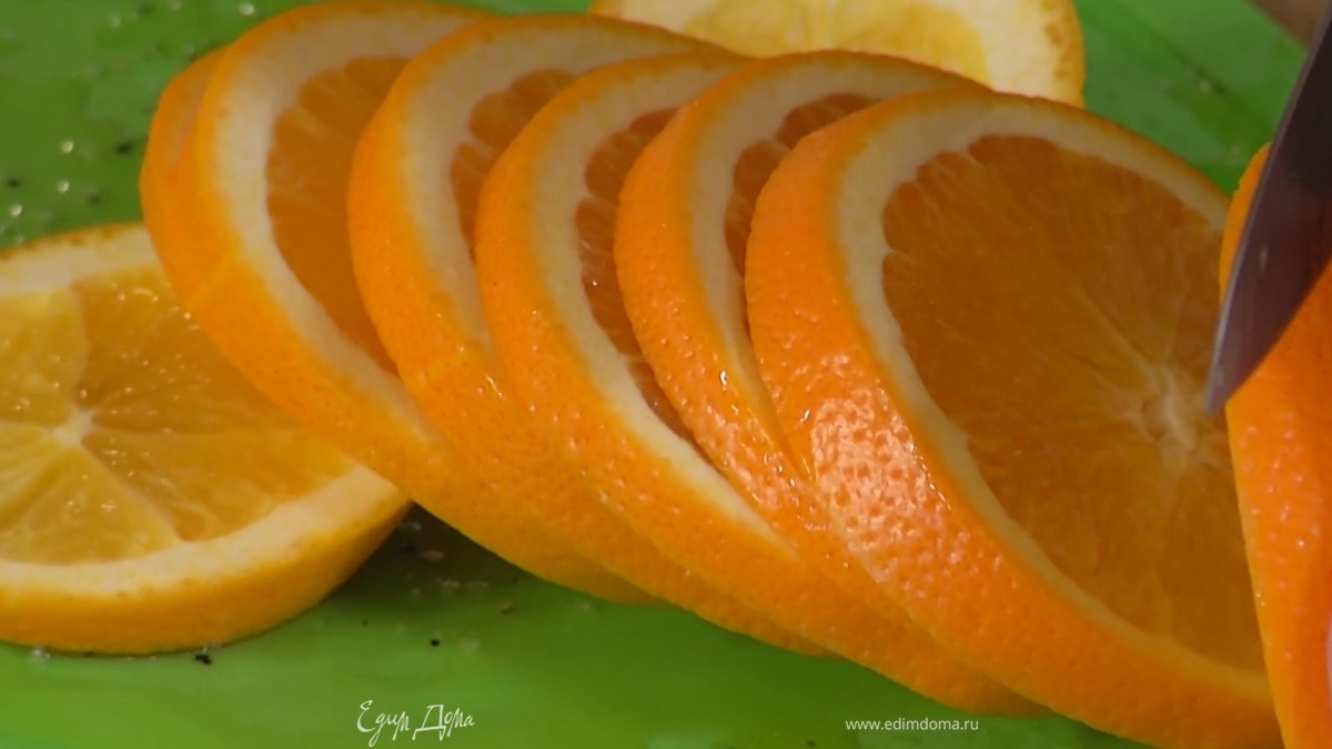 Апельсин и лимон нарезать тонкими полукружьями.