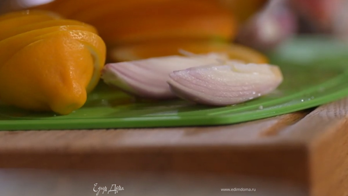 Шалот почистить и разрезать на 4 части.