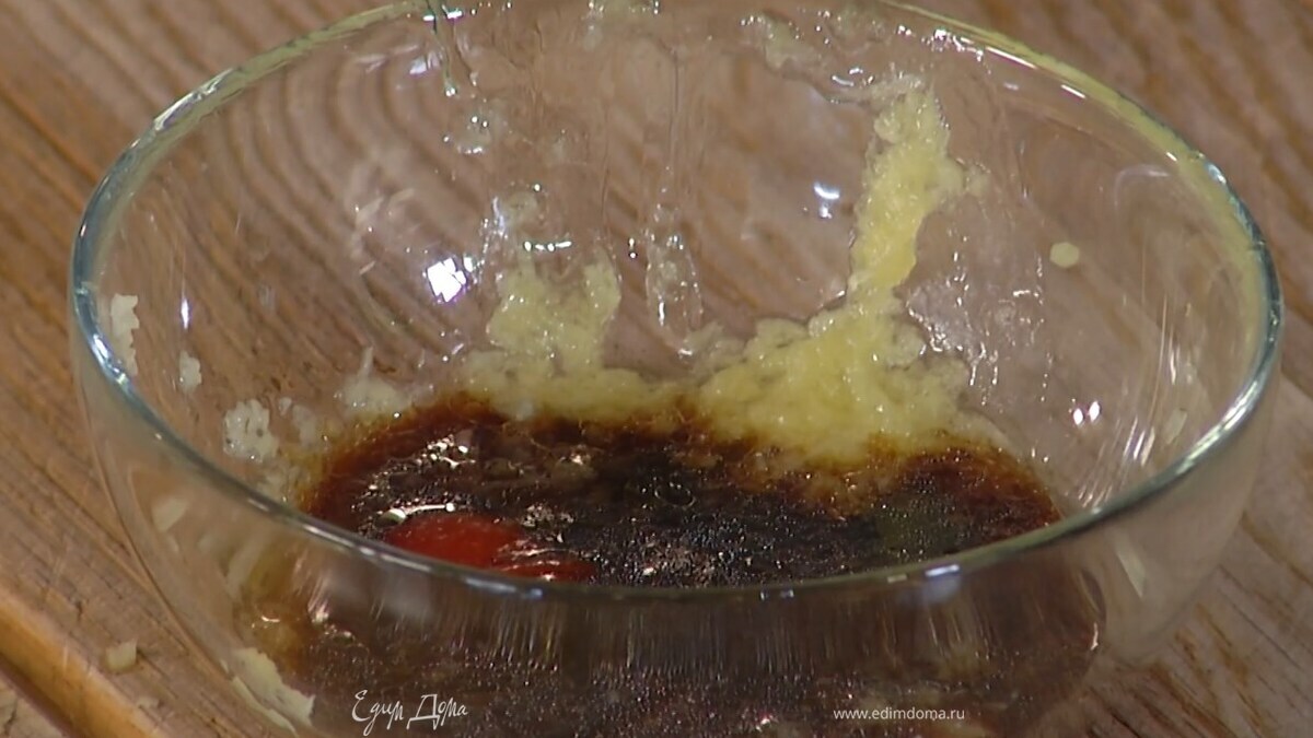 Приготовить заправку: натертый имбирь соединить с кунжутным маслом и медом, влить соевый соус, соус чили и выжатый из половинки лайма сок, все перемешать.