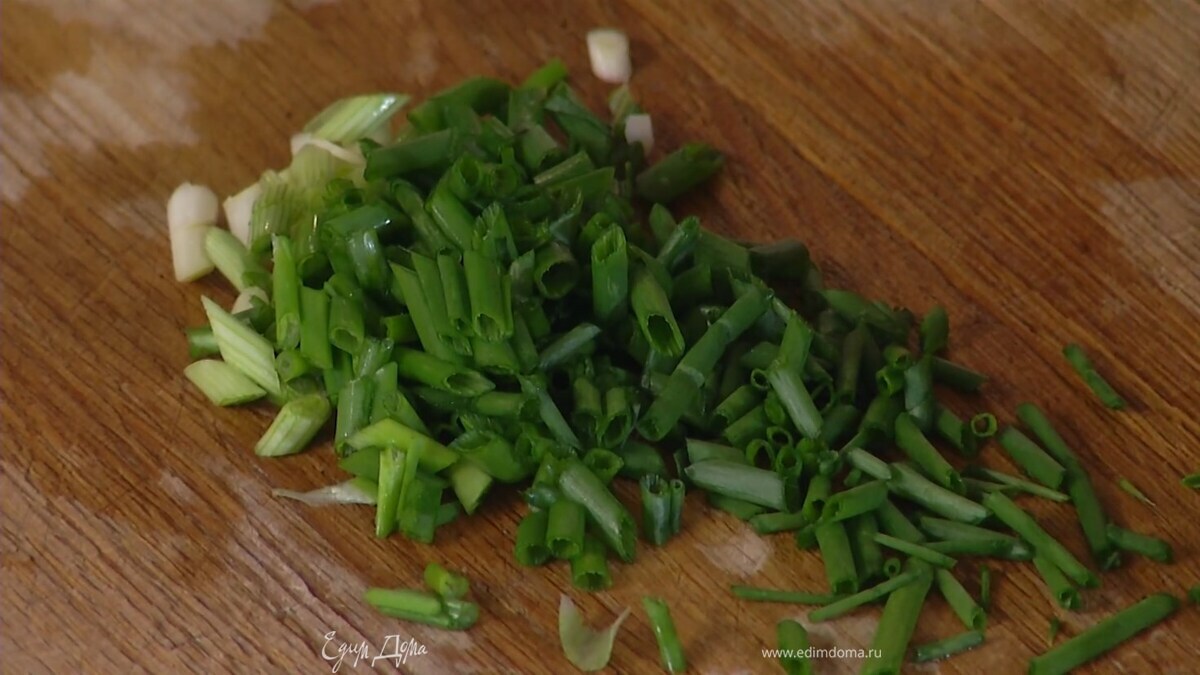 Зеленый лук тонко порезать наискосок.