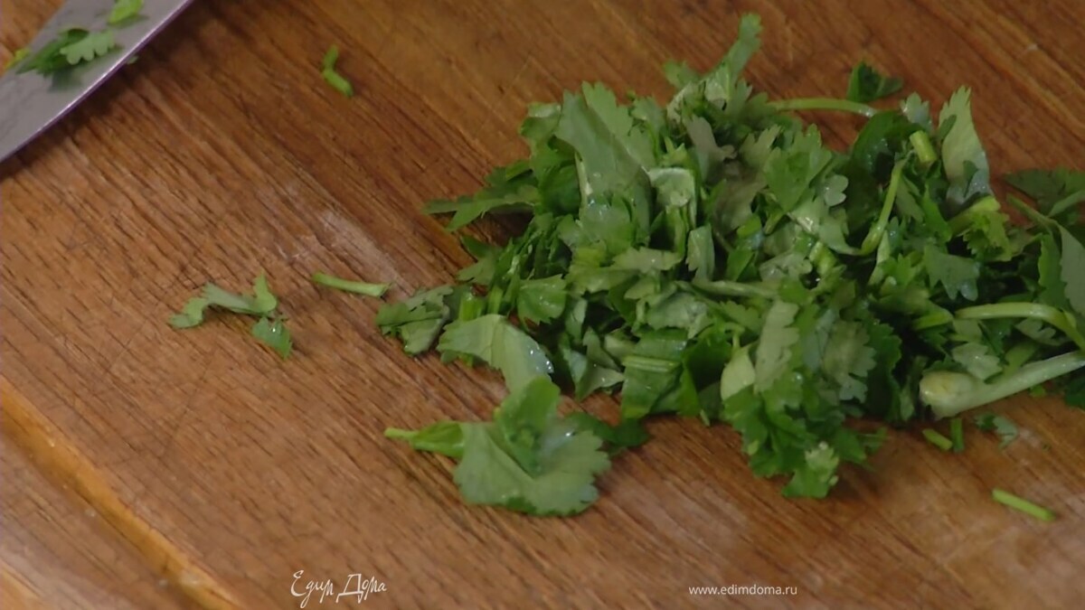 Кинзу крупно порубить.