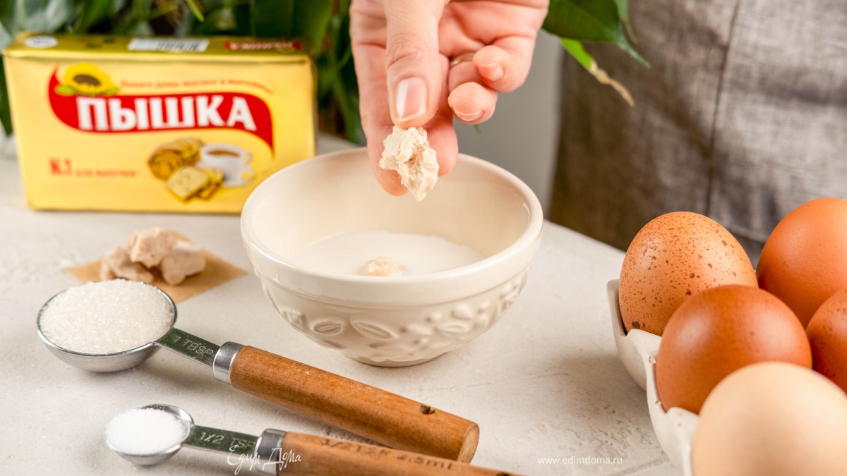 Всыпьте дрожжи в 2–3 ст. л. теплого молока. Перемешайте и оставьте на 15 минут. Взбейте яйца с сахаром и солью.