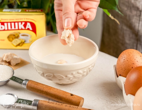 Всыпьте дрожжи в 2–3 ст. л. теплого молока. Перемешайте и оставьте на 15 минут. Взбейте яйца с сахаром и солью.