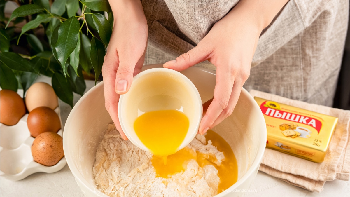 Постепенно добавьте в тесто всю муку, влейте растопленный маргарин «Пышка» и вымесите тесто до гладкости. Накройте тесто пленкой и поставьте в теплое место на 1 час. Обомните тесто и снова поставьте его в теплое место на 1 час.