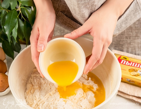 Постепенно добавьте в тесто всю муку, влейте растопленный маргарин «Пышка» и вымесите тесто до гладкости. Накройте тесто пленкой и поставьте в теплое место на 1 час. Обомните тесто и снова поставьте его в теплое место на 1 час.