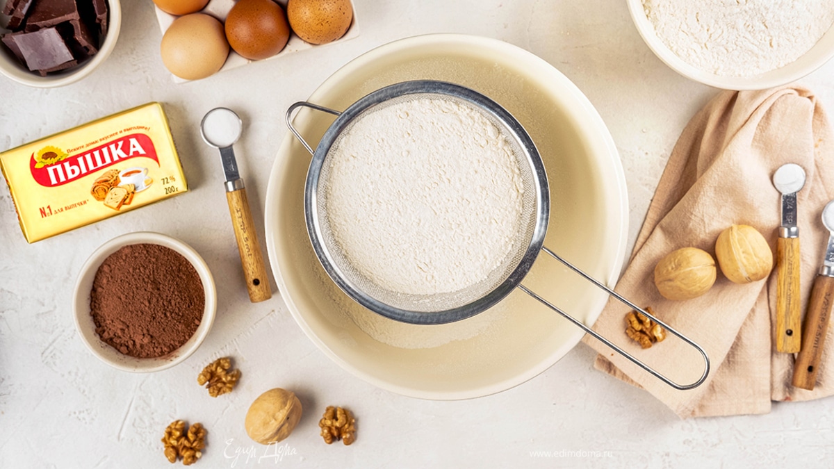 Всыпьте в миску муку, какао, сахар. соль. Добавьте разрыхлитель и соду, перемешайте.