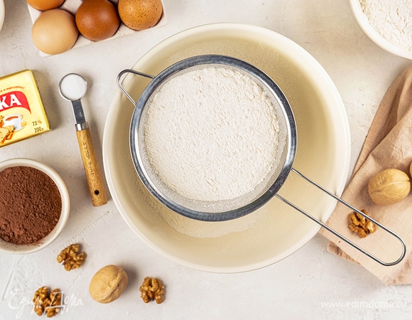 Всыпьте в миску муку, какао, сахар. соль. Добавьте разрыхлитель и соду, перемешайте.