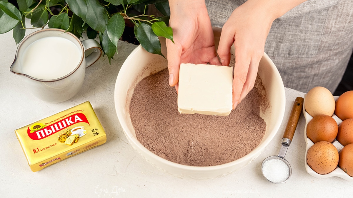 Добавьте к сухой смеси маргарин «Пышка». Разбейте яйца, молоко, лимонную кислоту. Тщательно взбейте миксером до гладкости.