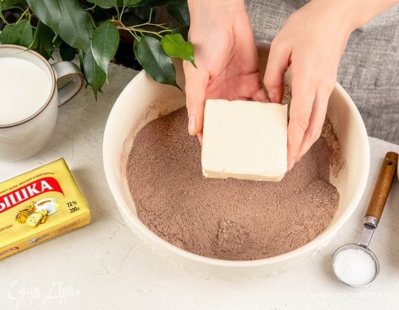 Добавьте к сухой смеси маргарин «Пышка». Разбейте яйца, молоко, лимонную кислоту. Тщательно взбейте миксером до гладкости.