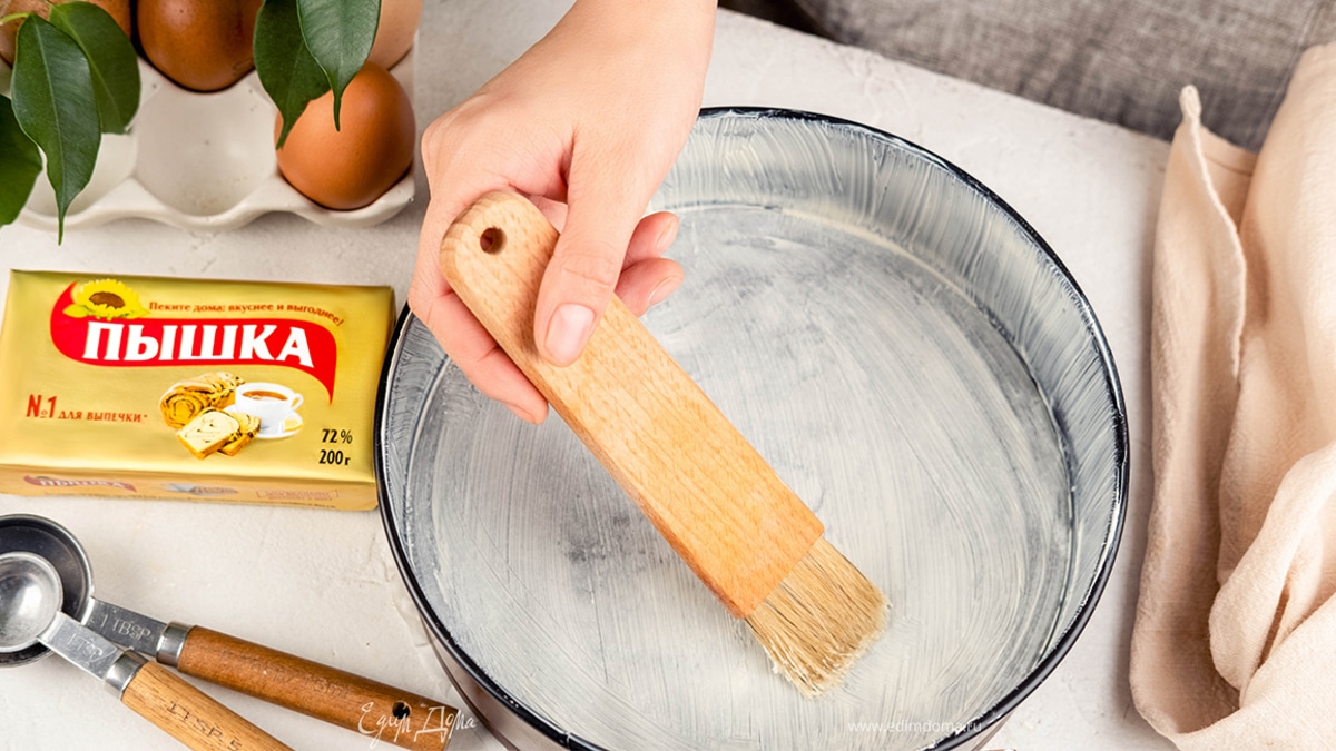 Смажьте форму маргарином «Пышка». Выложите в нее тесто. Выпекайте в разогретой духовке при температуре 180°C 50–60 минут.