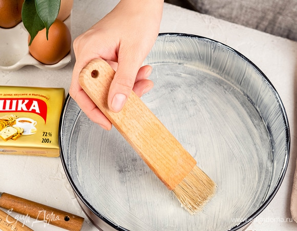 Смажьте форму маргарином «Пышка». Выложите в нее тесто. Выпекайте в разогретой духовке при температуре 180°C 50–60 минут.