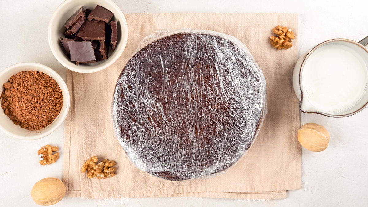 Сразу достаньте бисквит из формы. Заверните его в пленку на 1–2 часа.