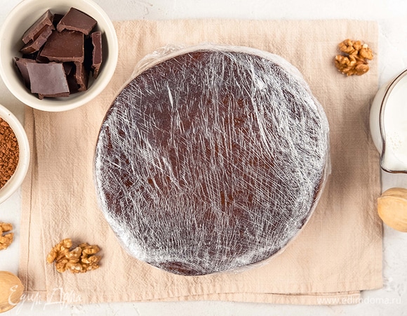 Сразу достаньте бисквит из формы. Заверните его в пленку на 1–2 часа.