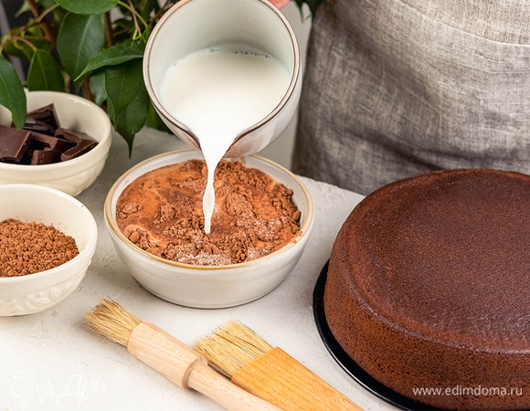 Приготовьте пропитку: смешайте молоко с сахаром и какао до однородной массы. Пропитайте биксвит.