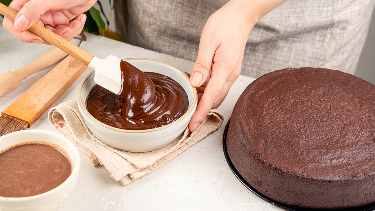 Для глазури смешайте в сотейнике шоколад со сливочным маслом. Прогрейте, добавьте сливки, сахар и какао. Перемешайте и продолжайте готовить до того момента, как смесь станет однородной.