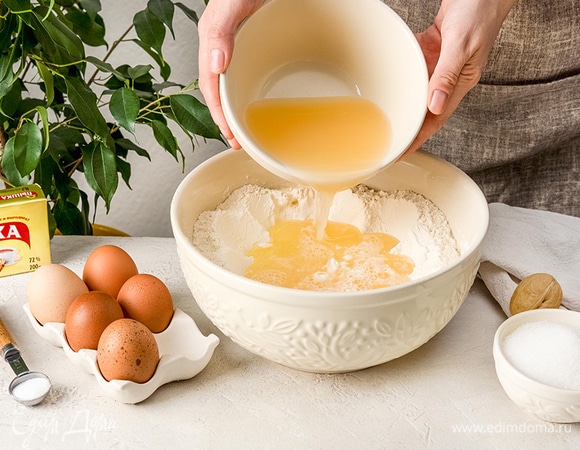 Взбейте яйцо с водой и солью. Сделайте углубление в муке и влейте туда жидкую смесь.