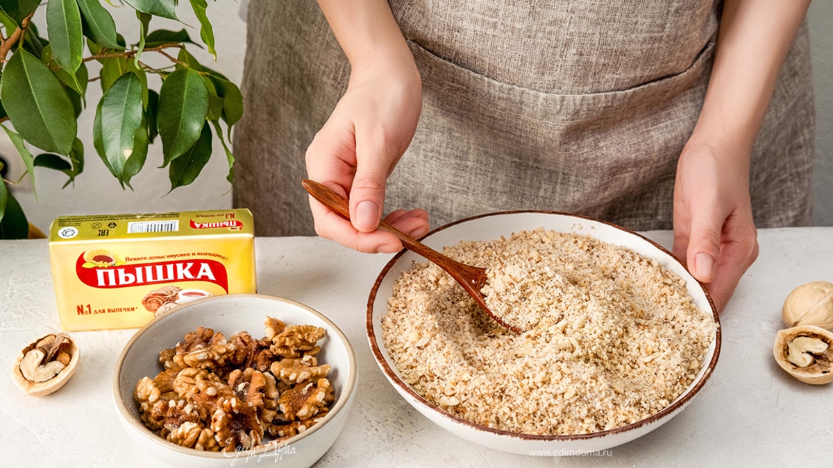 В отдельной емкости смешайте измельченные грецкие орехи и 100 г сахара.