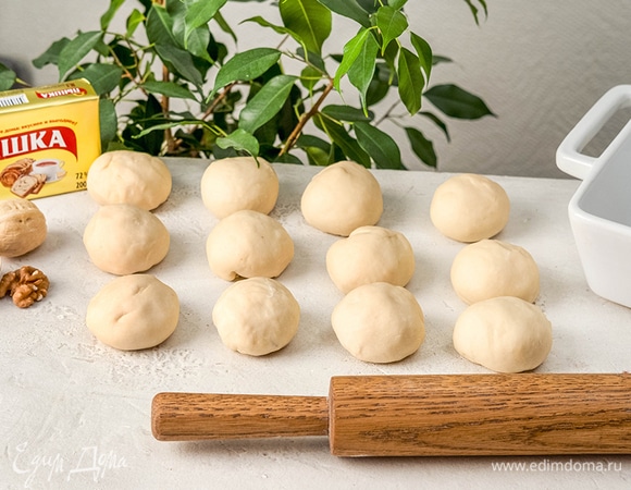 Разделите тесто на 12 кусочков. Посыпьте их крахмалом и раскатайте в тонкие пласты.