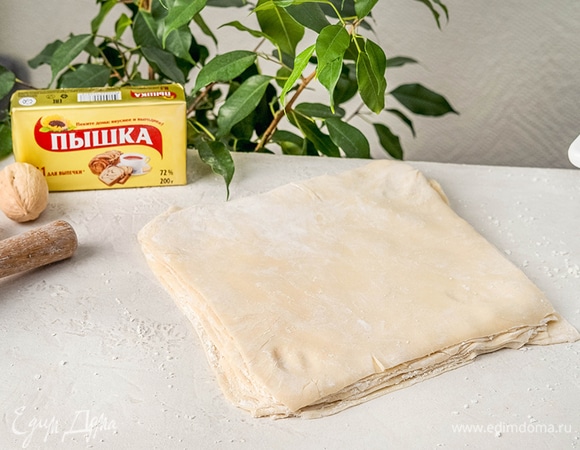 Нарежьте слои теста по размеру.