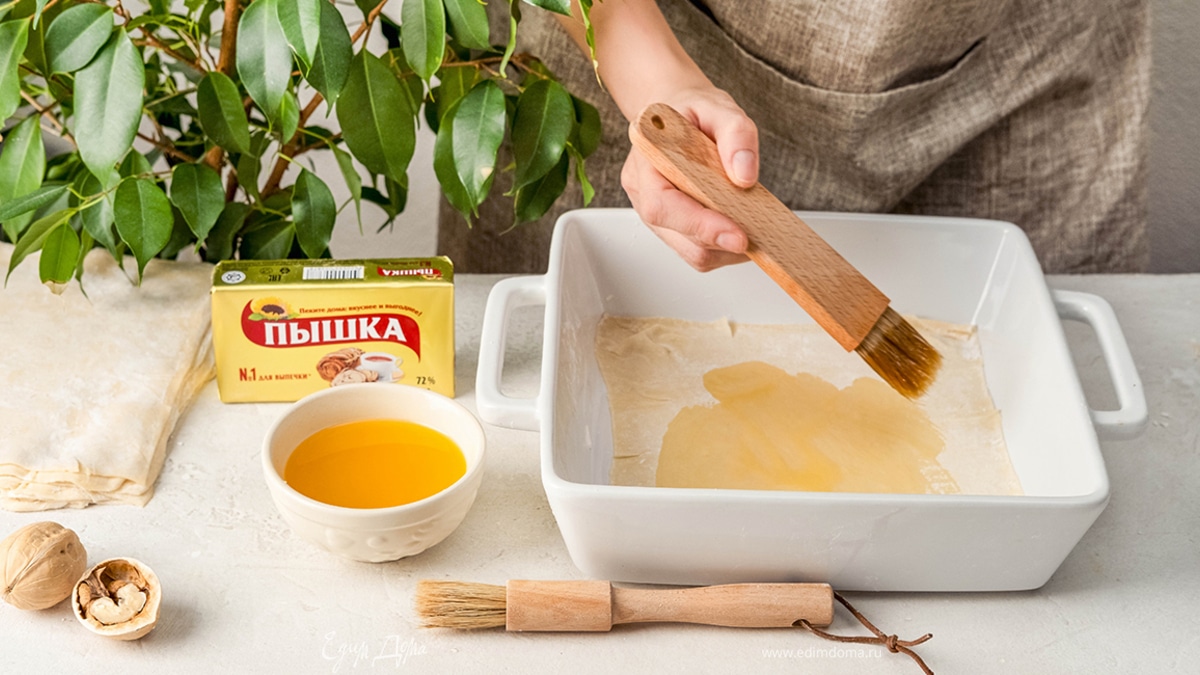 Положите слои один на другой, смазывая каждый маргарином «Пышка».