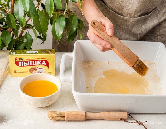 Положите слои один на другой, смазывая каждый маргарином «Пышка».