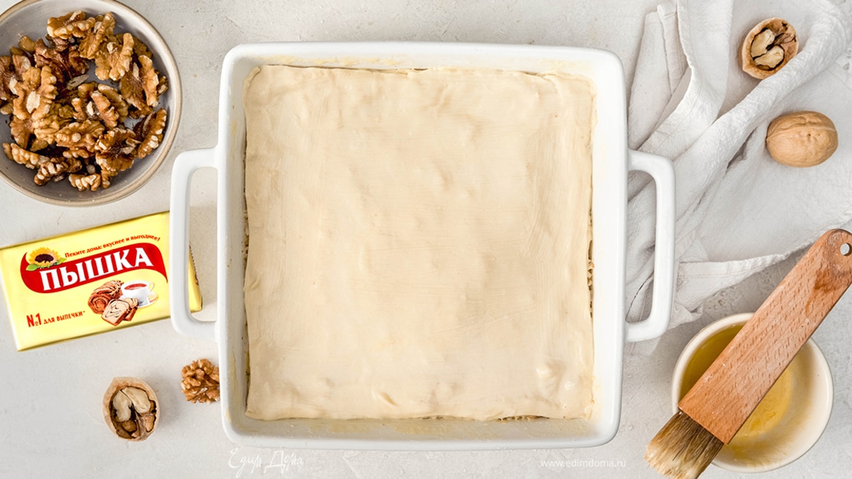 Верхний пласт обязательно промажьте маргарином «Пышка». Посыпьте остатками орехов.