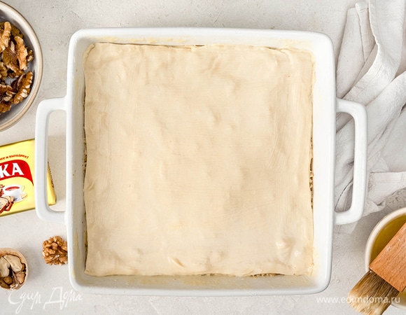 Верхний пласт обязательно промажьте маргарином «Пышка». Посыпьте остатками орехов.