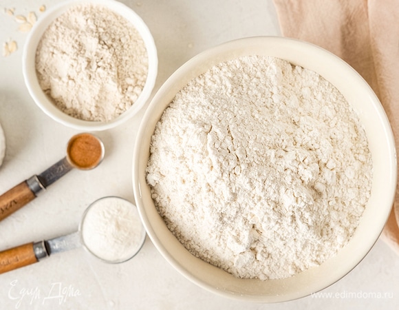 Измельчите овсяные хлопья. Смешайте их с разрыхлителем, солью и корицей. Просейте эту смесь вместе с мукой.