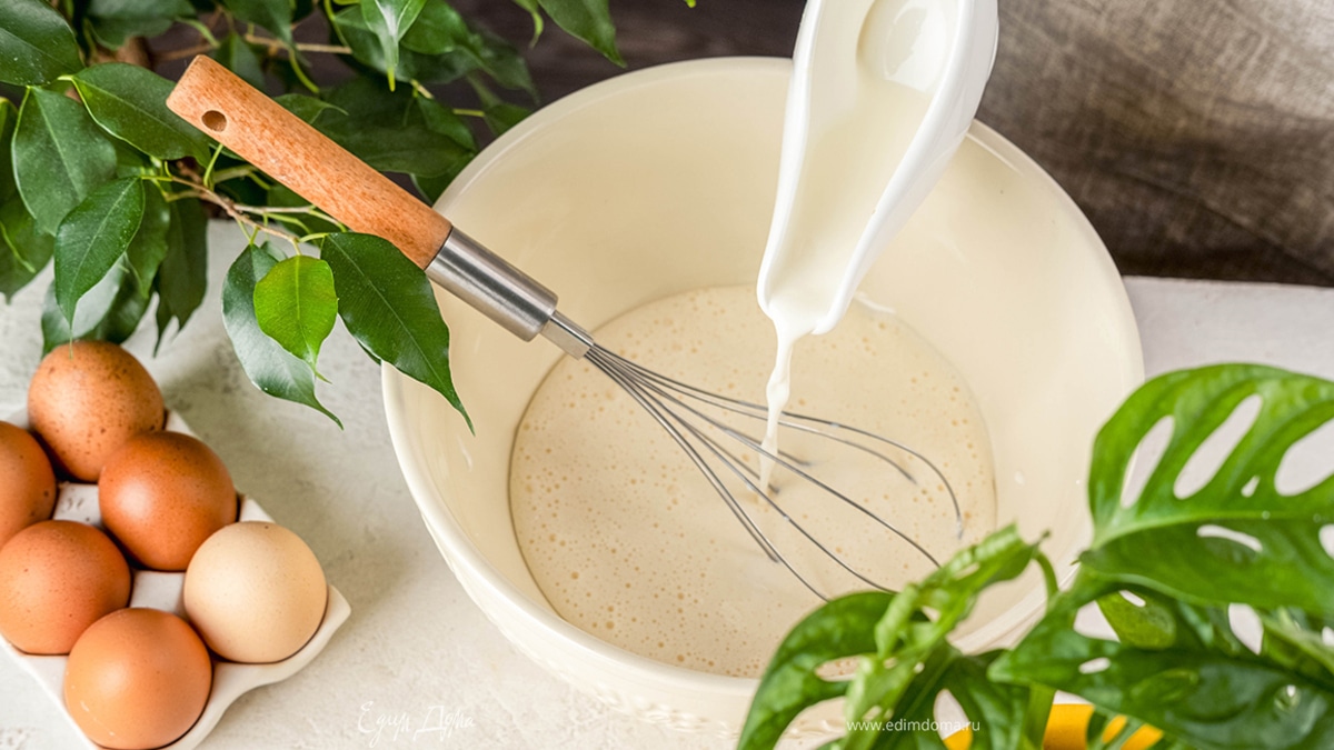 Взбейте яйцо с сахаром. Влейте молоко и перемешайте.