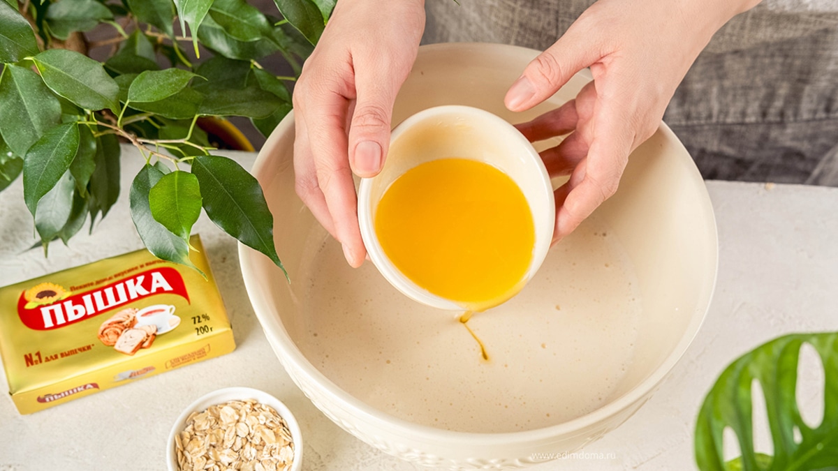 Добавьте растопленный маргарин «Пышка». Затем постепенно добавьте мучную смесь.