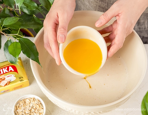 Добавьте растопленный маргарин «Пышка». Затем постепенно добавьте мучную смесь.