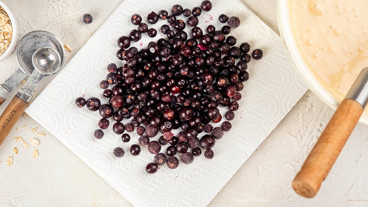 Разморозьте черную смородину на бумажных полотенцах.