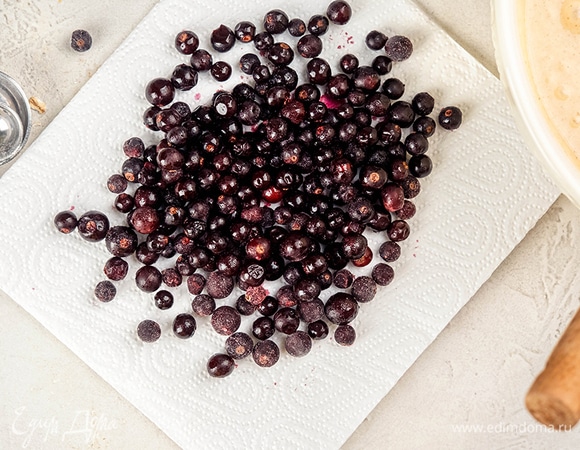 Разморозьте черную смородину на бумажных полотенцах.