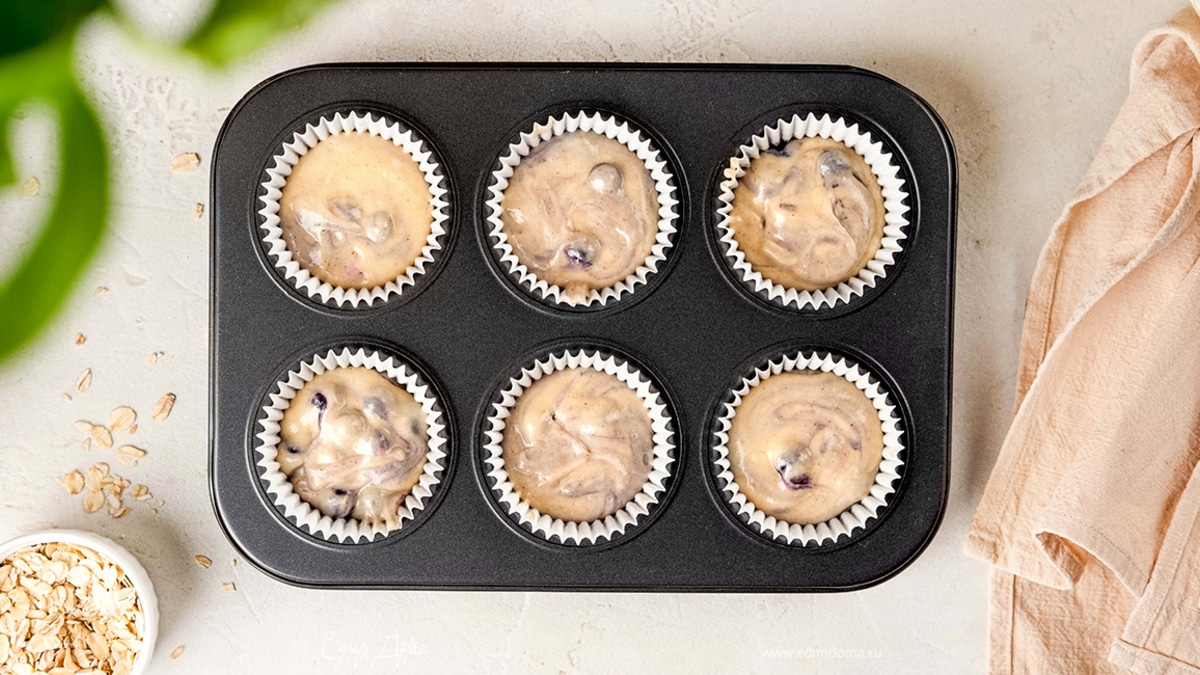 Распределите тесто по формам, заполняя их на ⅔.