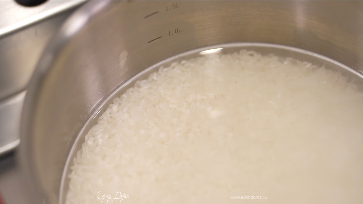 Рис промыть под проточной водой, залить 300 мл воды и отварить до готовности.