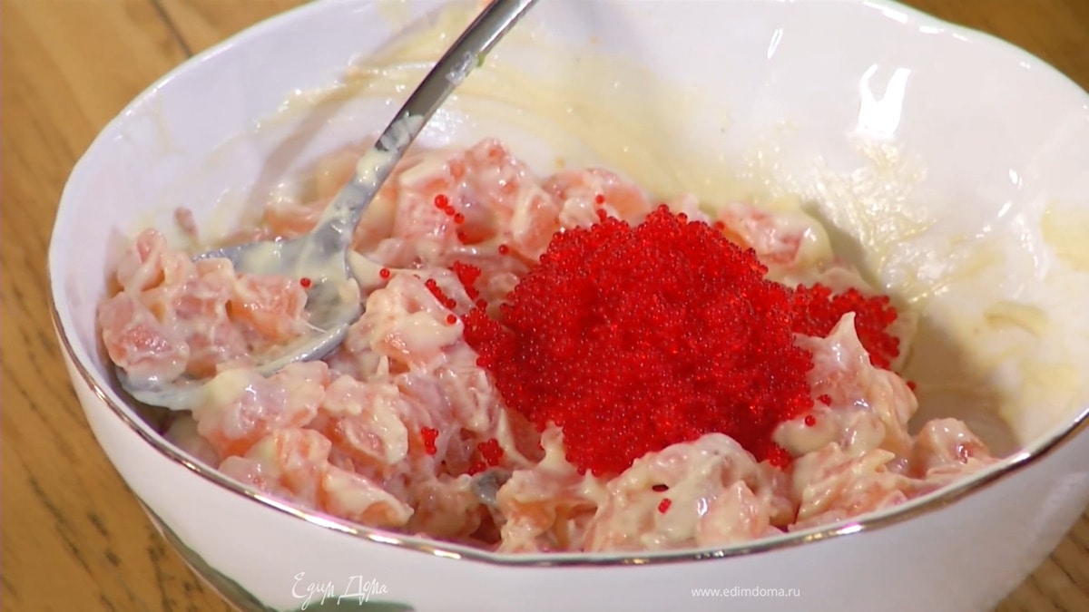 Семгу нарезать маленькими кусочками, добавить майонез, икру и все перемешать.