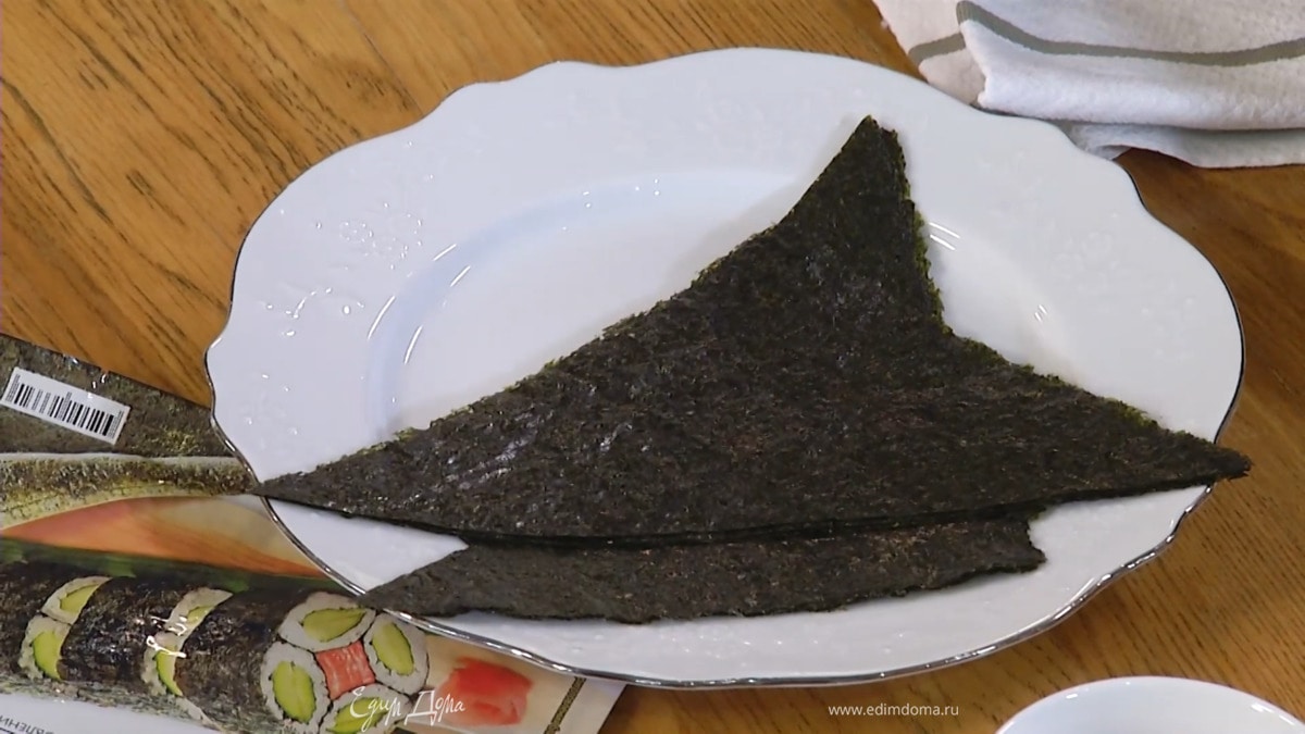 Нори разрезать по диагонали на два треугольника.